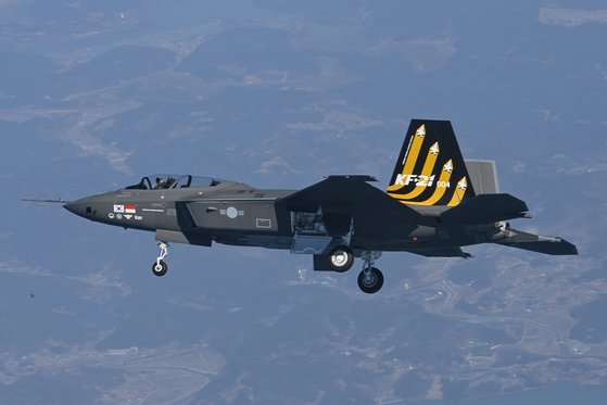 방위사업청이 20일 한국형전투기 KF-21 시제 4호기가 경남 사천에 있는 제3훈련비행단에서 이륙하여 11시 19분부터 34분 동안 최초비행에 성공했다고 밝혔다. 사진은 최초 비행에 성공한 KF-21 시제 4호기 모습. 사진 방위사업청 