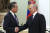 지난 22일 러시아 모스크바 크렘린궁에서 블라디미르 푸틴(오른쪽) 러시아 대통령이 러시아를 방문한 왕이 중국 중앙정치국 위원을 만나 악수하고 있다. AP=연합뉴스