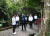 지난해 4월 11일 시진핑(왼쪽 세번째) 중국 국가주석이 하이난의 열대우림 지역인 우즈산 국립공원을 방문해 생태 관광 실태를 점검하고 있다. 오른쪽 두번째가 하이난 자유무역항 건설을 진두지휘하는 선샤오밍 성 당서기다. 신화=연합뉴스