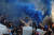 올드펌 더비로 열린 리그컵 결승전에서 구단의 상징색인 푸른 연기를 피워 올리며 응원하는 레인저스 팬들. 로이터=연합뉴스