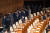 여야 의원들이 27일 여의도 국회에서 열린 이재명 더불어민주당 대표에 대한 체포동의안 무기명 투표를 위해 줄을 서 있다. [뉴스1]