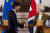 리시 수낵 영국 총리와 우르줄라 폰데어라이엔 유럽연합(EU) 집행위원장이 27일(현지시간) 공동기자회견에서 북아일랜드 협약 관련 새로운 합의를 발표한 후 악수하고 있다. AFP=연합뉴스