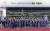 지난 24일 경남 창원공장에서 열린 쉐보레 트랙스 크로스오버 북미 모델의 양산 기념식에 참석해 로베르토 렘펠 한국GM 사장이 관계자들과 기념 촬영하고 있다. 사진 한국GM