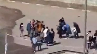 여학교서만 충격 테러…이란 여학생 700명 또 독가스 공격 [영상]