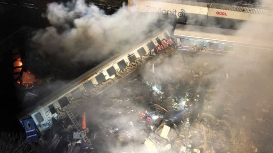 "열차 박살났다"…그리스서 열차 2대 충돌로 최소 26명 사망