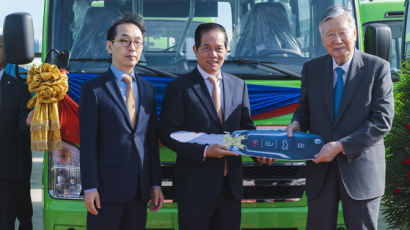 [Biz & Now] 부영그룹 “통학 도움되길” 프놈펜시에 버스 200대 기증
