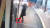  지난달 27일 한 여성이 경기도 수원의 버스 정류장에서 버스 뒷바퀴 쪽에 발을 집어넣고 있는 모습. MBN 뉴스 방송화면 캡처.