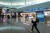 2일 인천국제공항 제2여객터미널 면세점에서 여행객들이 발걸음을 옮기고 있다. 연합뉴스