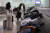 인천공항에서 짐을 기다리고 있는 입국자들. 중앙포토
