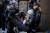 스웨덴 기후활동가인 그레타 툰베리가 노르웨이 정부 청사 앞에서 시위 도중 경찰에 끌려나가고 있다. AP=연합뉴스