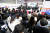 2일 서울 서초구 aT센터에서 열린 채용박람회에서 구직자들이 현대자동차 채용설명회를 듣고 있다. [연합뉴스]