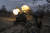 2일(현지시간) 격전지인 우크라이나 동부 도네츠크 지역에서 우크라이나군이 러시아군 진지를 향해 자주포를 쏘고 있다. AP=연합뉴스 