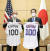 람 이매뉴얼 주일 미국 대사가 지난해 2월 부임 인사를 위해 기시다 후미오 일본 총리를 예방한 자리에서 선물로 전달한 야구 유니폼을 들고 기념사진을 찍고 있다. 연합뉴스