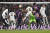 레알 마드리드의 나초 페르난데스(6번)가 시도한 헤딩 슈팅은 바르셀로나의 골대를 외면했다. AFP=연합뉴스