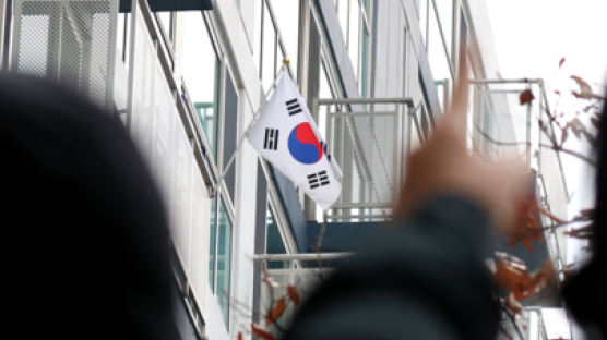 "한국 너무 싫다" 일장기 주민, 경찰에 이웃 수사 요청했다