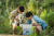 영화 '멍뭉이'에서 차태현(왼쪽)과 유연석이 극 중 주인공들이 길가에 버려진 꼬마 강아지 '사수수' 사형제를 구조하는 모습을 연기하고 있다. 사진 키다리스튜디오