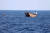 미국 초계함(오른쪽)이 페르시아만과 아라비아해를 잇는 오만만 공해에서 어선에 접근하고 있다. AFP=연합뉴스 