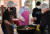 지난해 9월 추석 연휴가 시작된 날 윤석열 대통령이 명동성당 무료급식소에서 급식봉사를 하며 찌개를 끓이고 있다. 대통령실사진기자단