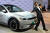지난 1월 인도 그레이터 노이다에서 열린 자동차 행사에서 영화배우 샤루크 칸이 현대차 전기차 아이오닉5 앞에 서 있다. 