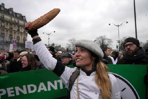파리 '바게트 시위대'…푸틴이 유럽 빵집들 거덜낸 기막힌 사연 [세계 한잔]