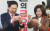 김기현 국민의힘 대표 후보가 6일 서울 동작구 나경원 전 의원 당협사무실에서 열린 동작을 당원간담회에서 찹쌀떡을 선물 받아 먹고 있다. 뉴스1