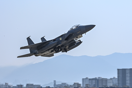 6일 쌍매훈련에 참가하는 韓 공군 제11전투비행단 소속 F-15K 전투기가 오산기지로 이동을 위해 활주로를 힘차게 이륙하고 있다. 