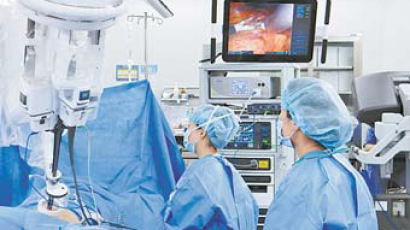 인하대병원, 인천지역 최초로 단일공 로봇수술기 본격 가동 [건강한 가족] 