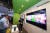 세계 최대 가전·IT(정보기술) 박람회 CES 2023 개막일인 5일(현지시간) 미국 네바다주 라스베이거스 컨벤션 센터 삼성전자 전시관에서 관람객들이 릴루미노 모드를 체험하고 있다. 연합뉴스