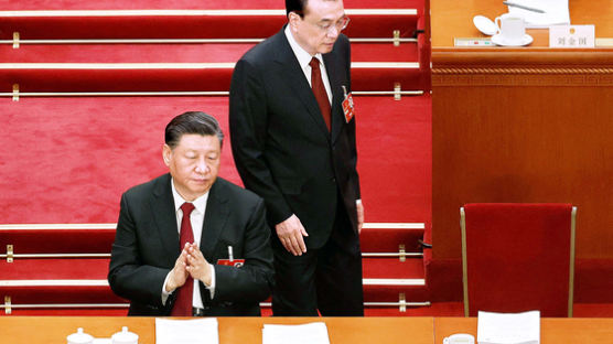 성장률 목표 5%로 낮춘 전인대 보고…시진핑은 무표정
