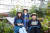 오지효·목윤서·김시현(왼쪽부터) 학생기자가 국립수목원 열대식물자원연구센터에서 열대·아열대식물의 특징과 활용·관리 방법에 대해 알아보고,작은 다육식물 스타펠리아·크라슐라·하월시아를 화분에 옮겨 예쁘게 꾸미는 분경 작업을 해봤다.