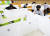 지난달 27일 경기도 수원시 팔달구 삼일공업고등학교에서 교직원들이 급식실 칸막이를 치우고 있다.   연합뉴스