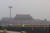 5일 중국 최고 입법기관인 전국인민대표대회(전인대) 연례회의가 베이징 인민대회당에서 개막한 가운데 톈안먼 광장에 미세먼지가 끼어 뿌옇게 보이고 있다. 연합뉴스