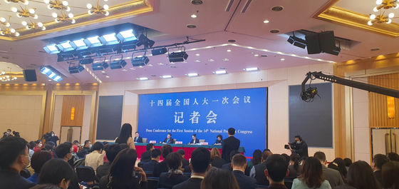 7일 베이징 미디어센터에서 열린 친강 외교부장 기자회견에 중국 국내외 기자 200여 명이 참석했다. 박성훈 특파원