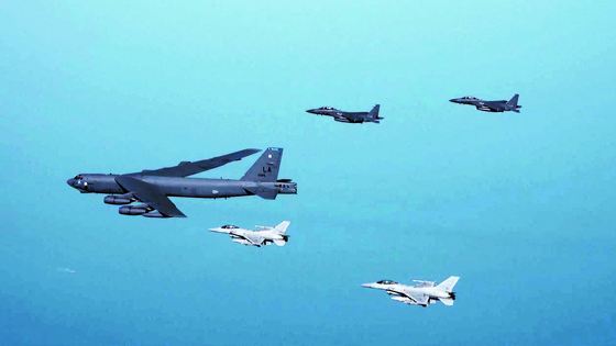 한미 공군이 6일 한반도 서해 상공에서 한국측 F-15K 및 KF-16 전투기와 미국측 B-52H 전략폭격기가 참여한 가운데 연합공중훈련을 실시하고 있다. 국방부 제공, 연합뉴스