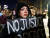 2023년 2월 3일 미국 매사추세츠주 보스턴에서 열린 흑인 '타이어 니콜스' 사망 항의 시위에서 참가 여성이 '정의가 없으면 평화도 없다'는 피켓을 들고 있다. 연합뉴스