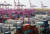 인천 연수구 인천신항에서 컨테이너 선적 작업이 진행되고 있는 모습. 뉴스1