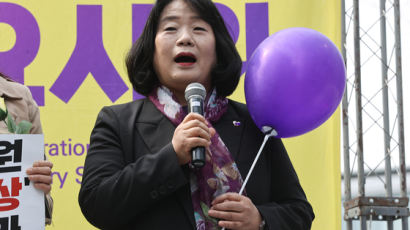 윤미향 3년 만에 수요시위 참석…강제징용 해법엔 "항복 선언"