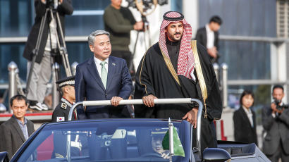[포토타임]의장대 사열 받는 한·사우디 국방부 장관