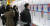 지난 2일 서울 서초구 aT센터에서 열린 2023 대한민국 채용박람회에서 청년 구직자들이 채용공고게시대를 살펴보고 있다. 뉴스1