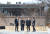 정용진(오른쪽 두 번째) 신세계그룹 부회장이 8일 서울 은평구 북한산국립공원 인근 스타벅스 ‘더북한산점’을 방문해 주변을 둘러보고 있다. 사진 신세계그룹