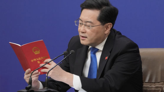[사진] “대만은 중국 영토” 헌법 읽는 친강 외교부장