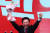 8일 오후 경기 고양시 일산 킨텍스에서 열린 국민의힘 전당대회에서 김기현 신임 대표가 축하 꽃다발을 든 채 인사하고 있다. 연합뉴스