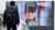  보행자들이 2019년 7월 10일 일본 도쿄에서 일본 연예계 거물 쟈니 기타가와의 사망 소식을 보도하는 대형 스크린 앞을 지나가고 있다. 기타가와는 일본 연예계를 지배하며 SMAP, 아라시 등 영향력 있는 일본의 남성 그룹들을 프로듀싱했다. EPA=연합뉴스