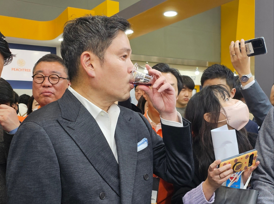 "스벅보다 맛있잖아" 한국에 스벅 들인 정용진 감탄한 커피