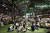 퀸 빅토리아 시장을 찾은 젊은이들이 시장 바닦에 둘러앉아 야시장을 즐기고 있다. 김성룡 기자