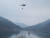 9일 오전 6시50분쯤 경남 합천군 용주면 인근 저수지에서 산불진화헬기가 물을 담아 산불 현장으로 날아가고 있다. 뉴스1