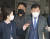 뇌물수수 혐의를 받고 있는 유덕열 전 동대문구청장이 9일 서울 서초구 중앙지법에서 열린 구속 전 피의자 심문(영장실질심사)을 받은 뒤 법원을 나서고 있다. 뉴스1