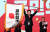 국민의힘 당 대표로 선출된 김기현 의원이 8일 경기 고양시 킨텍스에서 열린 제3차 전당대회에서 당기를 흔들고 있다. 장진영 기자