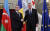 이라클리 가리바슈빌리 조지아 총리(왼쪽)가 지난해 루마니아 대통령궁에서 루마니아 대통령과 악수하고 있다. EPA=연합뉴스