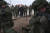 블라디미르 푸틴 러시아 대통령(가운데), 세르게이 쇼이구 러시아 국방장관(왼쪽 세번째)이 지난해 10월 20일 러시아군 훈련소를 방문해 시찰하고 있다. AP=연합뉴스